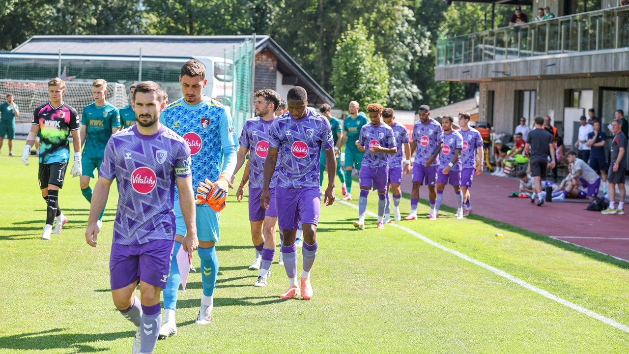 AFC Bournemouth-spillere går sammen ind på en fodboldbane
