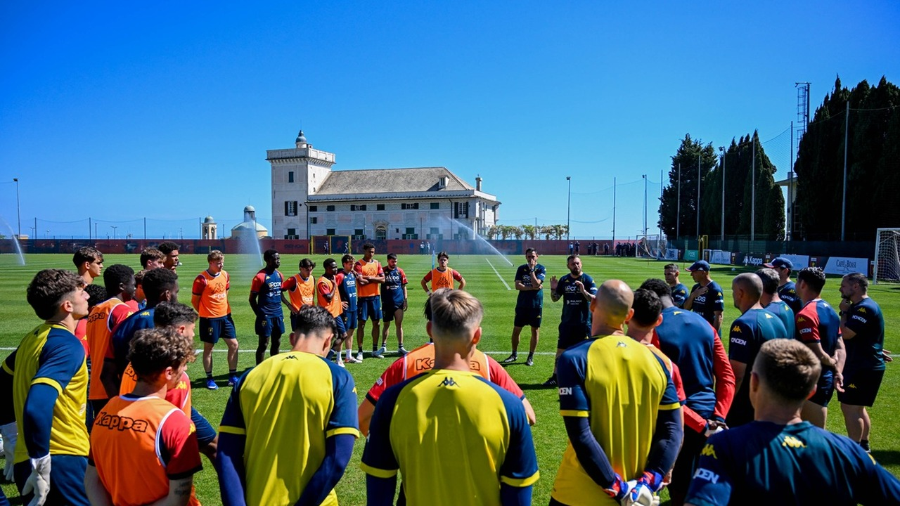 Genoas spelare och tränare samlas på sin träningsplan