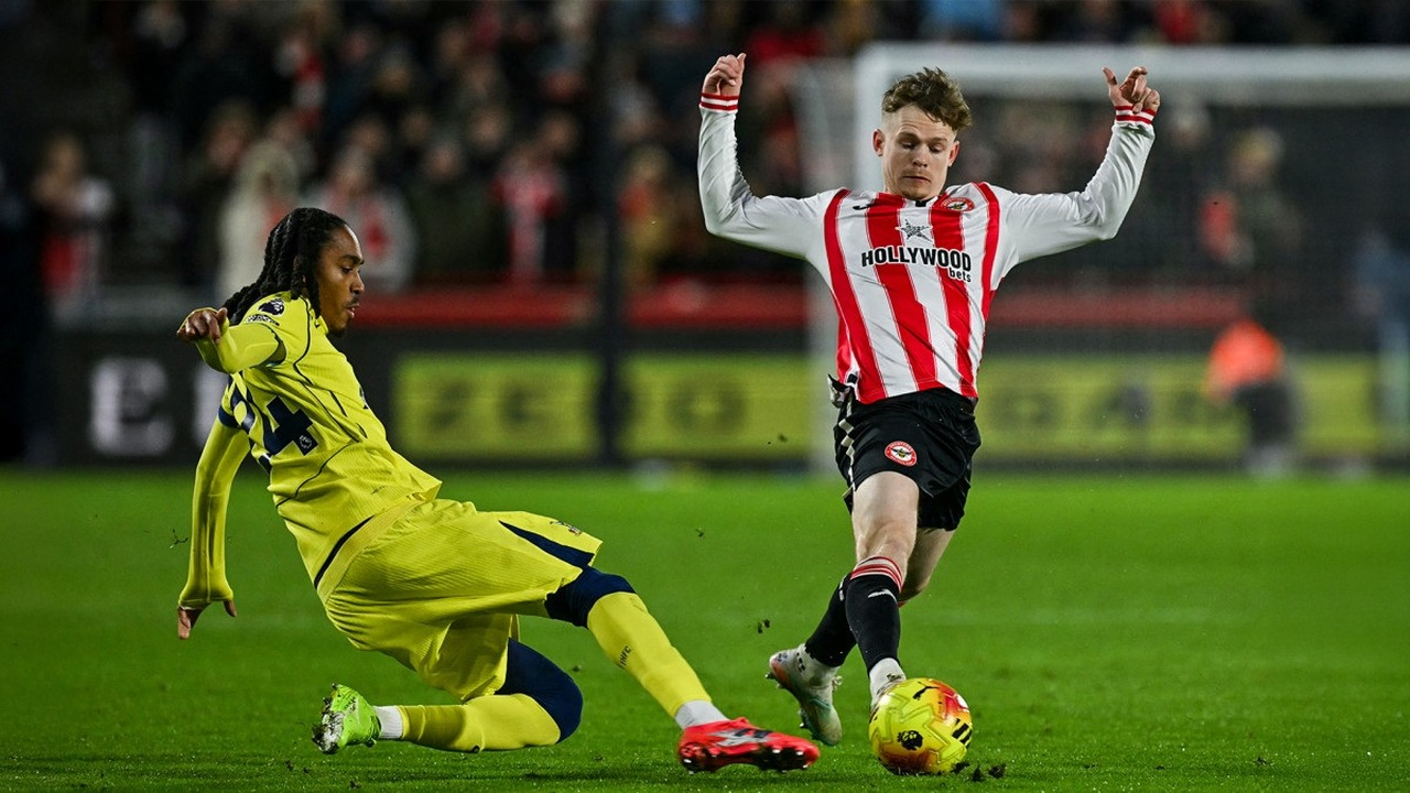 En Tottenham-spiller udfordrer en Brentford-spiller om bolden