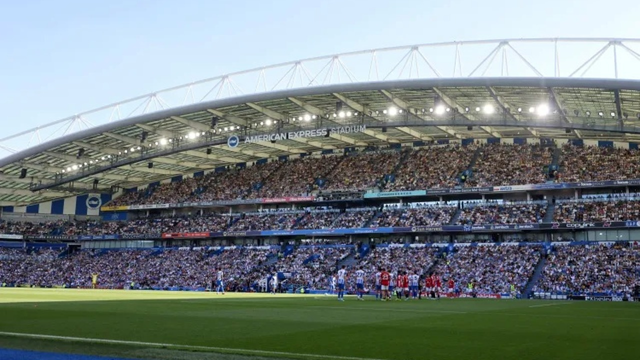 Amex Stadium ligger runt fotbollsplanen