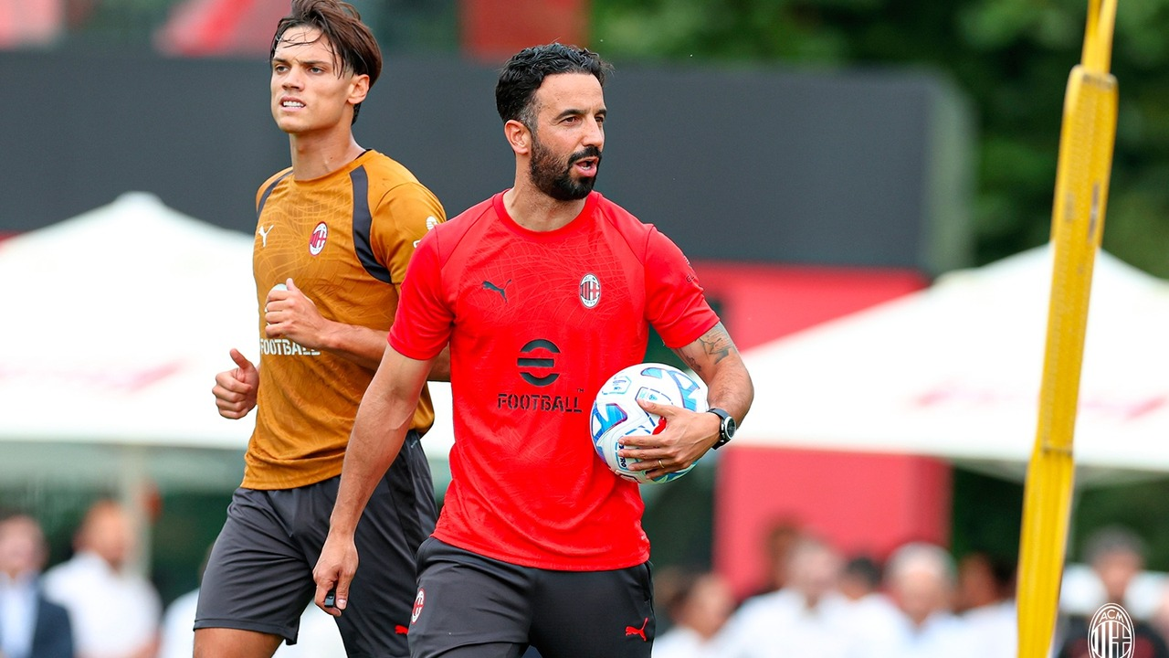Jugadores del AC Milan entrenan juntos en un campo de fútbol