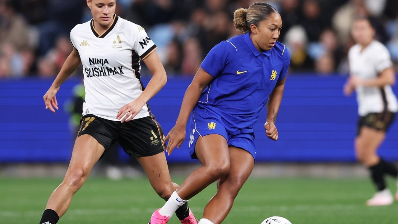 Eine Spielerin von Chelsea Women dribbelt an einer Gegnerin der A-League Women All Stars vorbei
