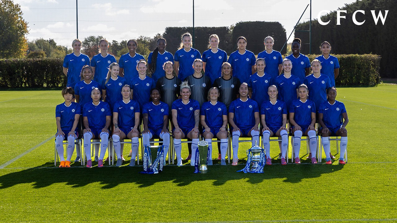 Spielerinnen von Chelsea Women posieren gemeinsam für ein Mannschaftsfoto