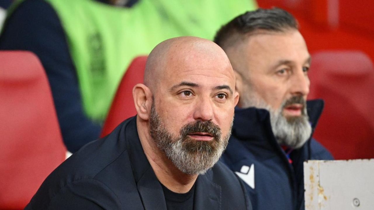 Dejan Stankovic сидит на скамейке Red Star во время матча