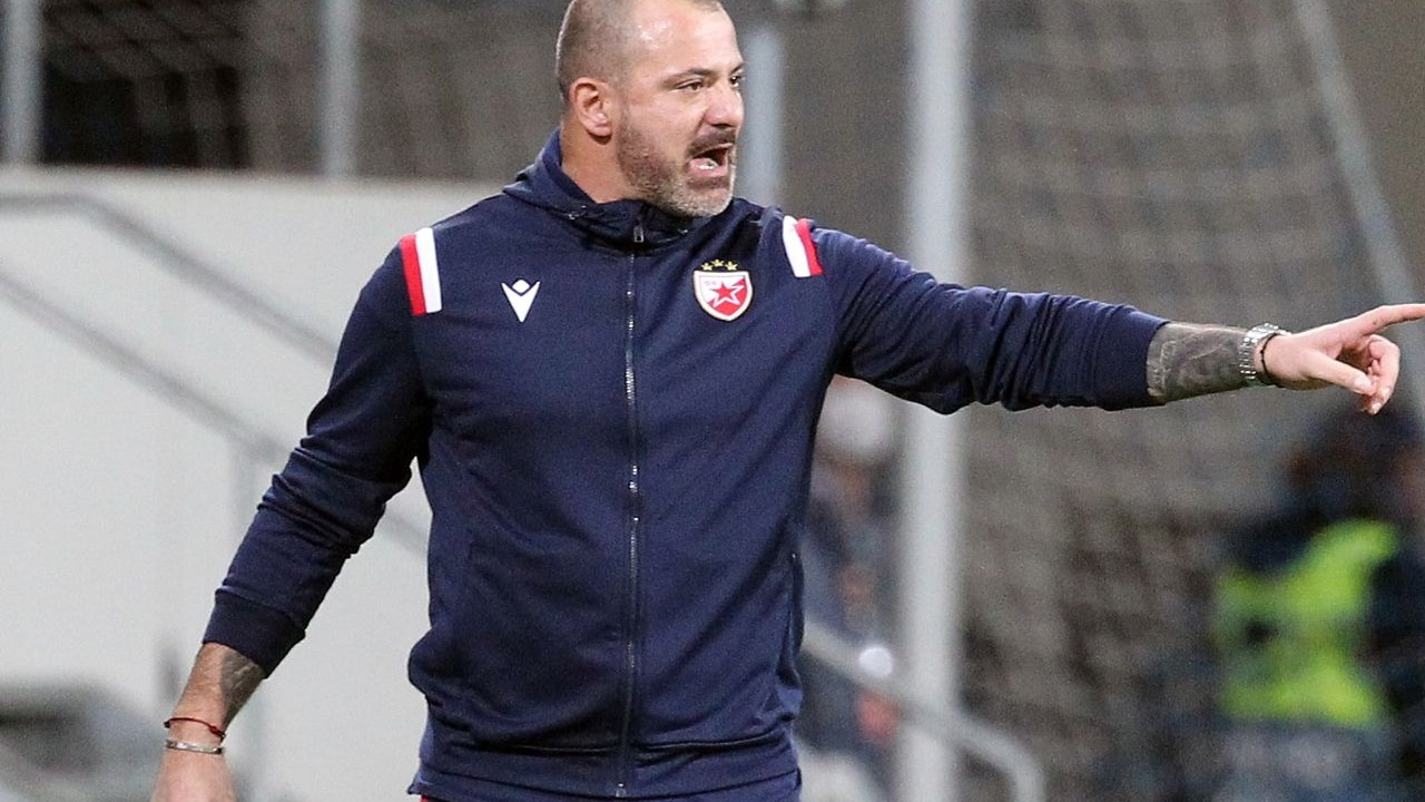 Dejan Stankovic даёт указания с бровки