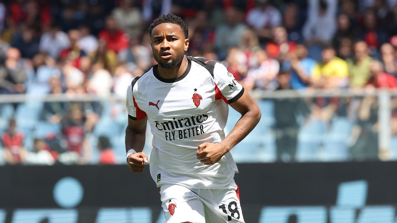 Christopher Nkunku бежит в белой выездной форме AC Milan