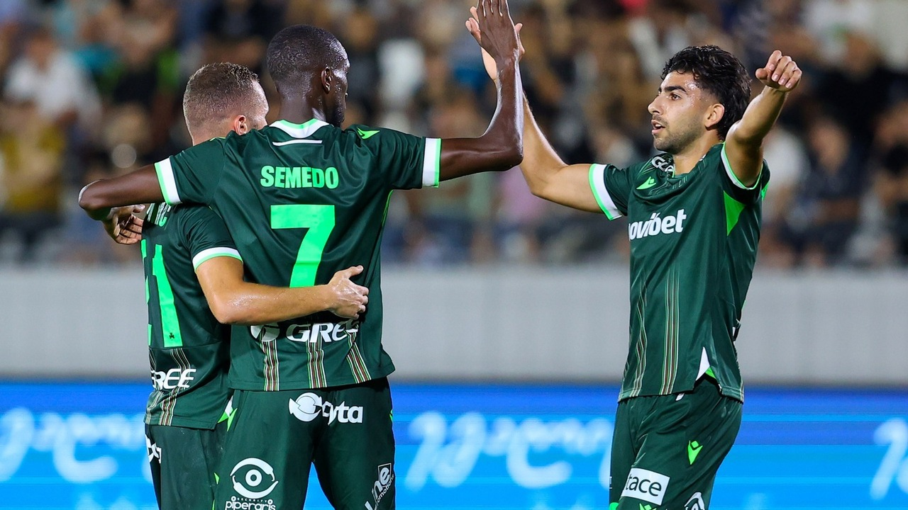 Omonia-spillere fejrer et mål sammen