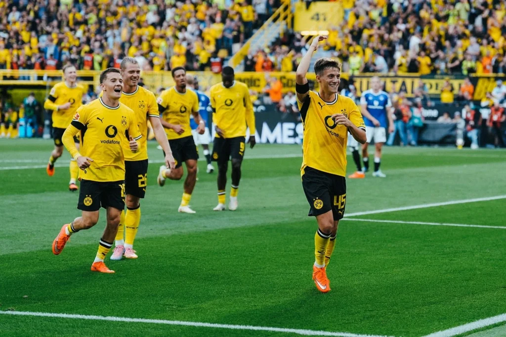 Dortmund se adelanta pronto y lo protege con diez hombres ante el Hamburgo