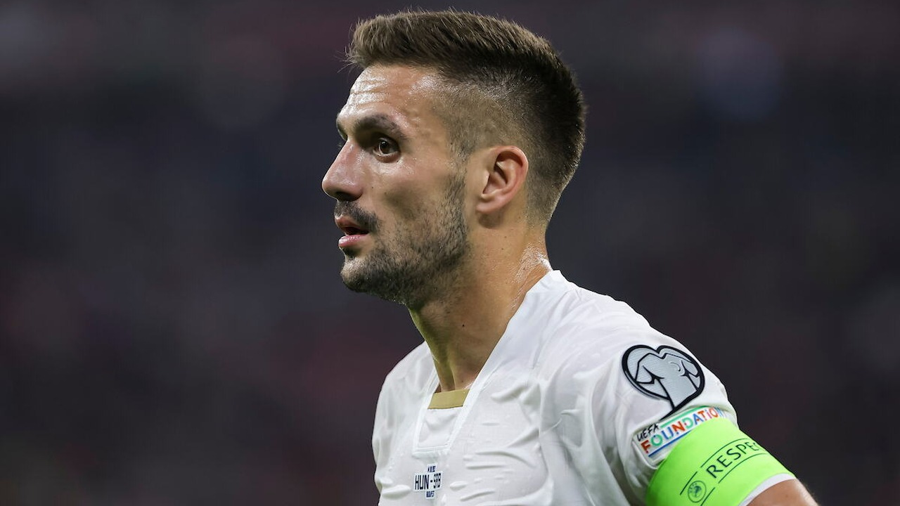 Dusan Tadic porte le brassard de capitaine de la Serbie pendant un match