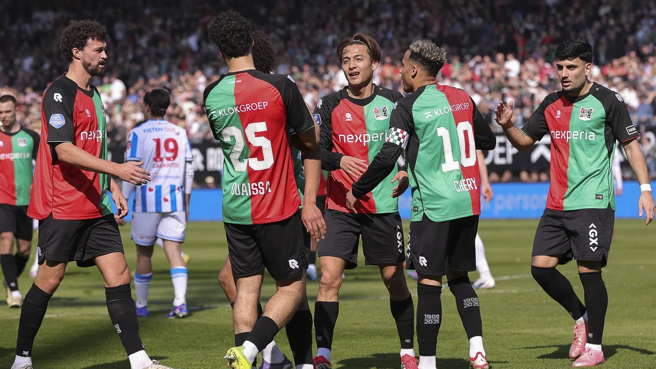 Les joueurs de NEC Nimègue se rassemblent sur le terrain après un match