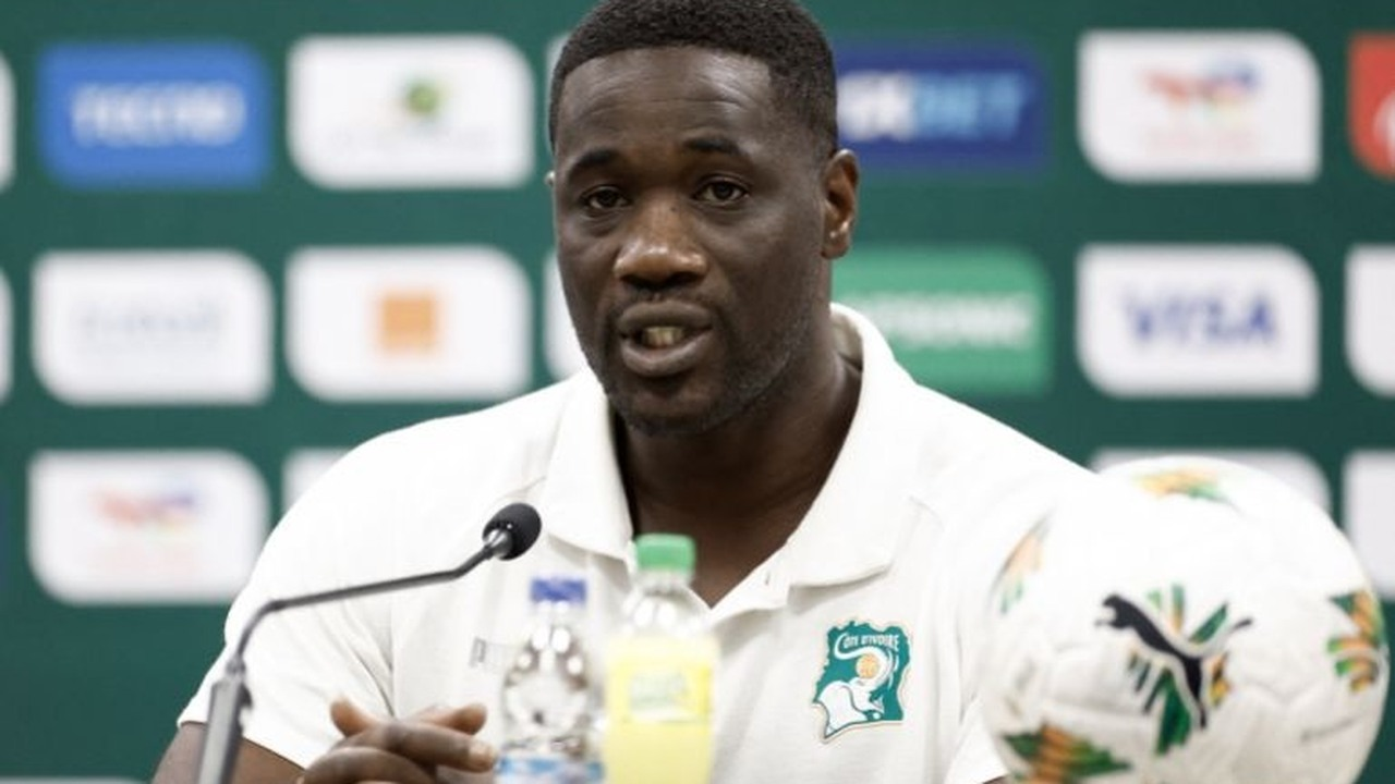Emerse Fae taler ved et pressemøde for Cote d'Ivoire