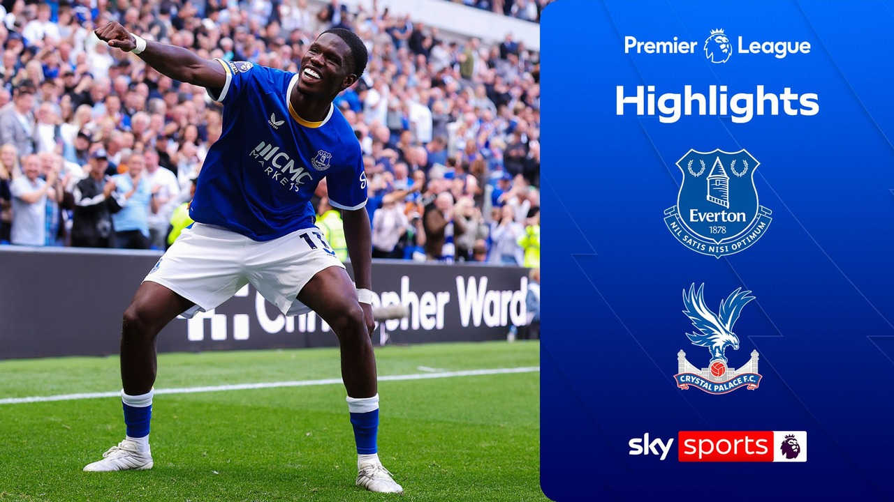 Thierno BarryがEvertonの2点目を祝う