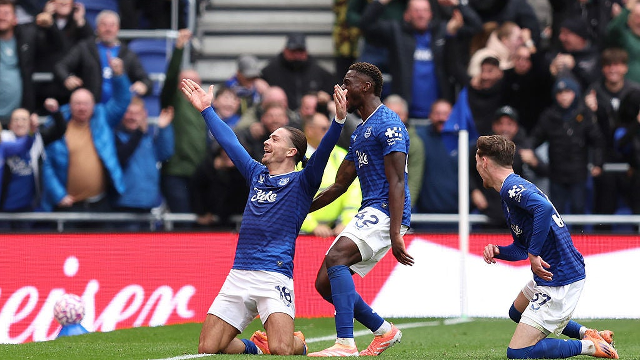 Evertonの選手たちがホームスタジアムでゴールを祝う