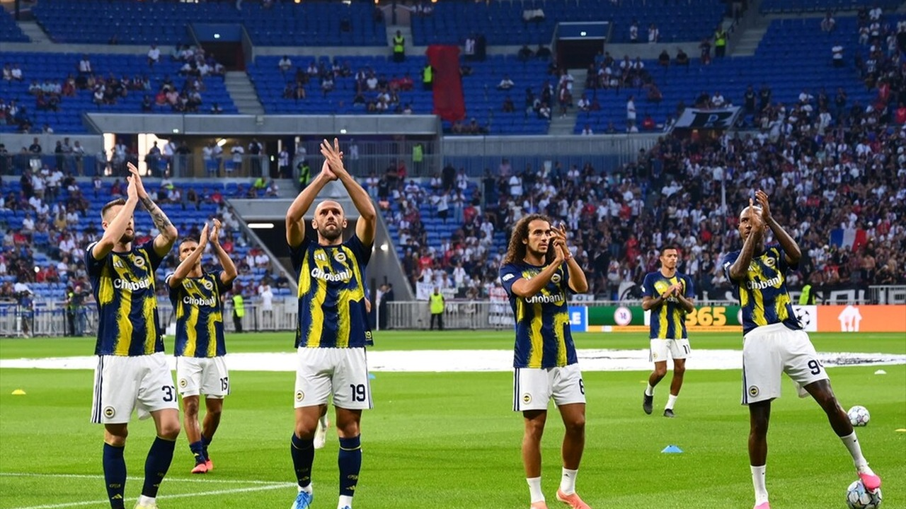 Fenerbahce vender tilbage til Champions League med en samlet sejr på 3-2 over Lyon
