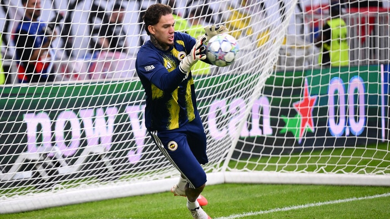 Fenerbahce-målmanden Ederson fanger bolden før kampen i Lyon