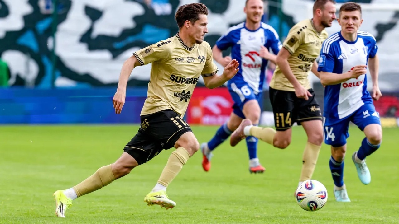 Jugadores del Gornik Zabrze se reúnen en el campo