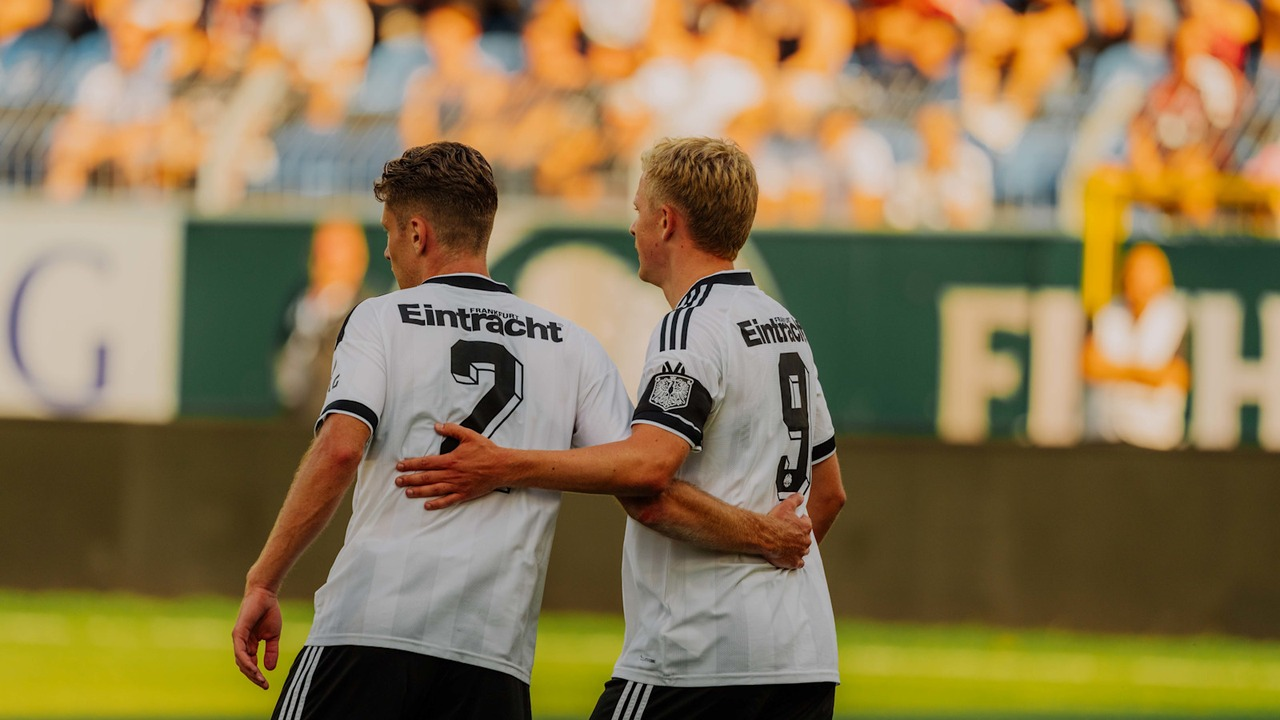 Dos jugadores del Eintracht Frankfurt caminan juntos tras un gol