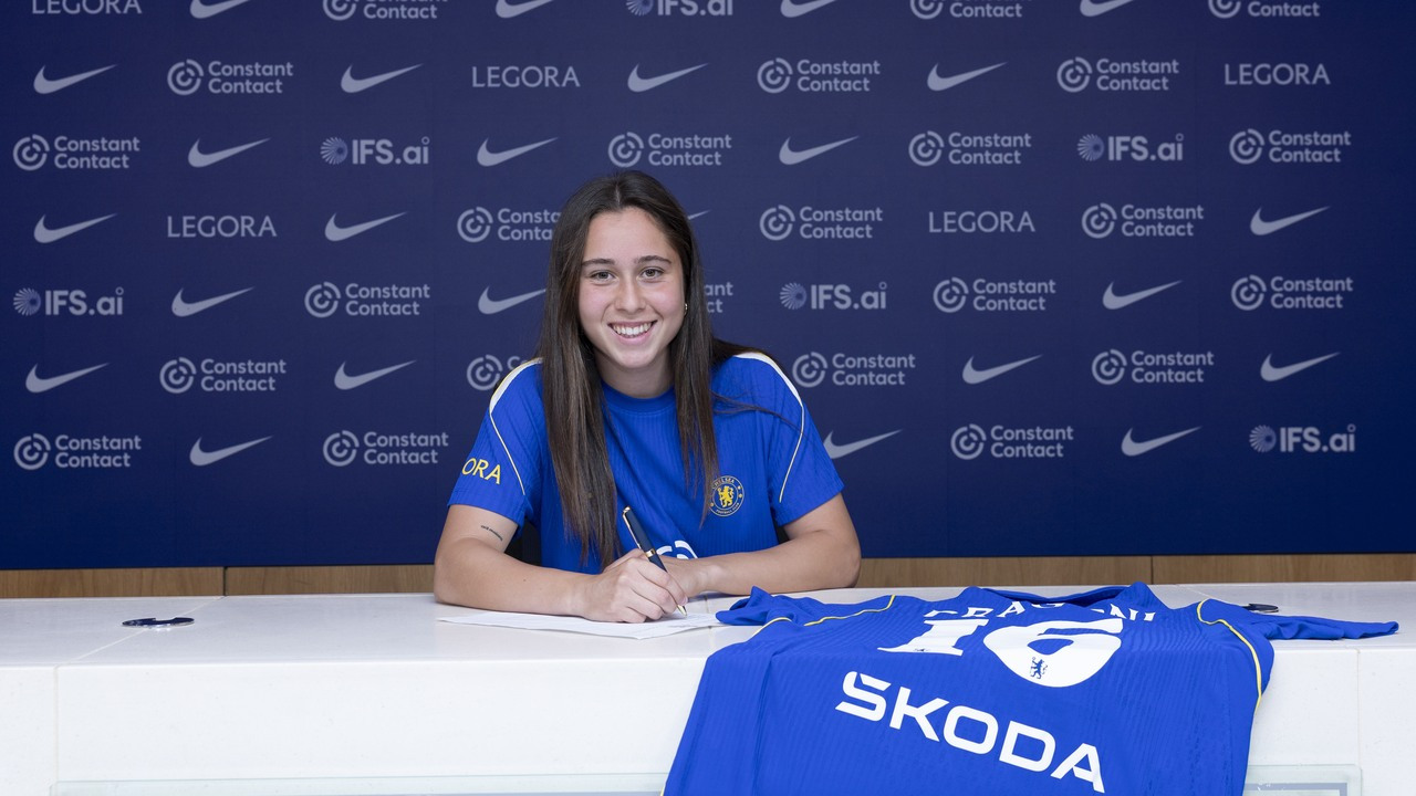 Giulia Dragoni signerer Chelsea-kontrakten sin ved et skrivebord