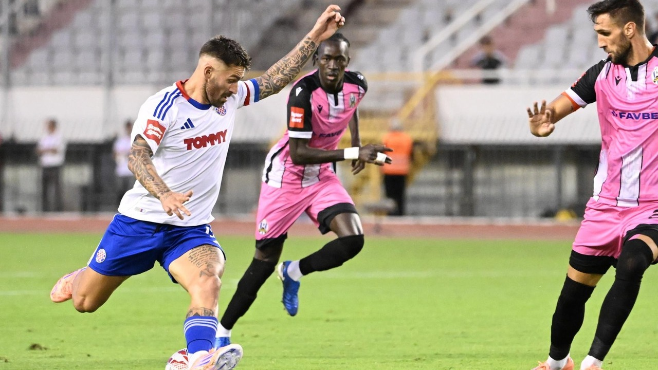 Spelers van Hajduk Split en Rakow strijden om balbezit