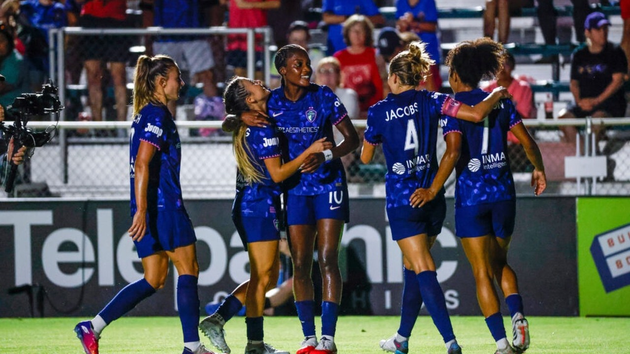Evelina Ijeh-hattrick fører Courage til femmålssejr over Orlando