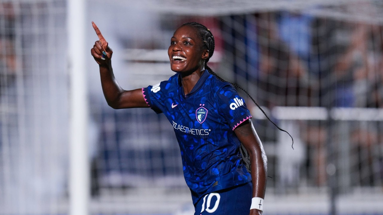 Evelina Ijeh fejrer i en blå North Carolina Courage-trøje