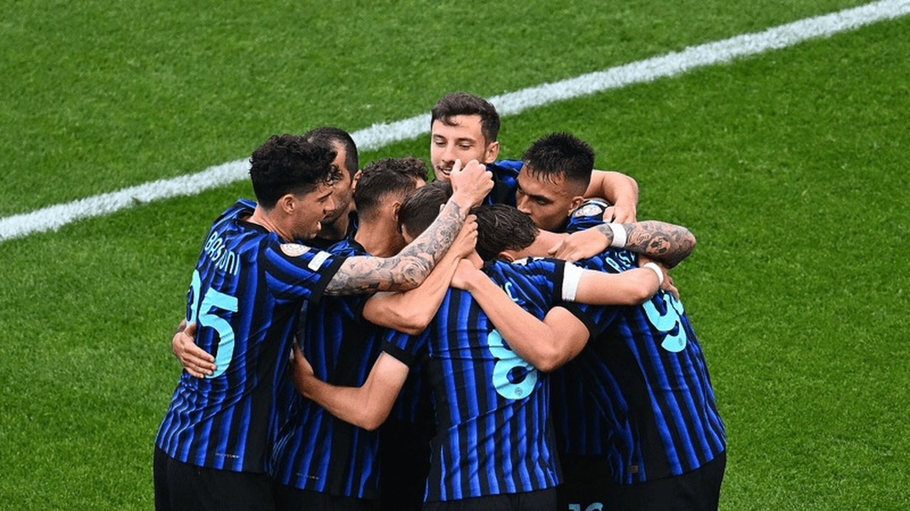 Inter-spelers vieren samen op het veld