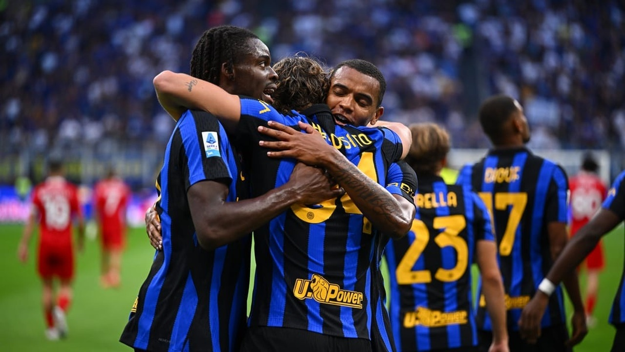 Jugadores del Inter se reúnen tras un gol contra el Monza