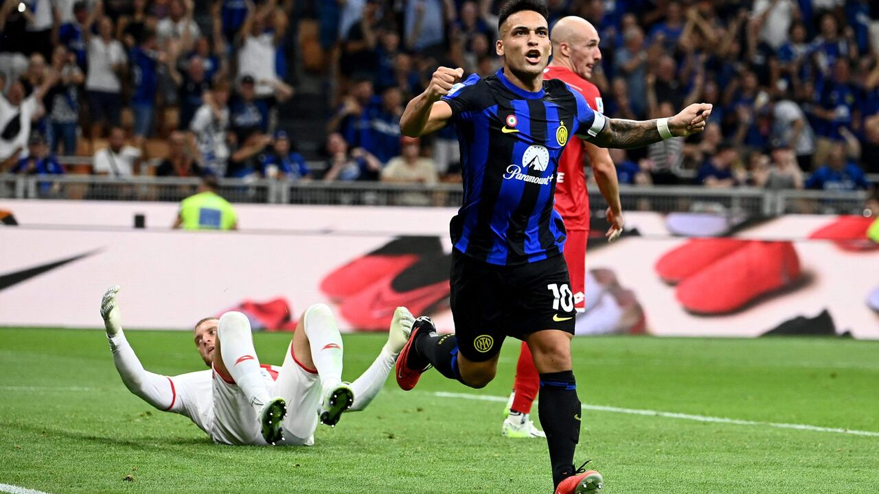 Delantero del Inter celebra tras marcar contra el Monza