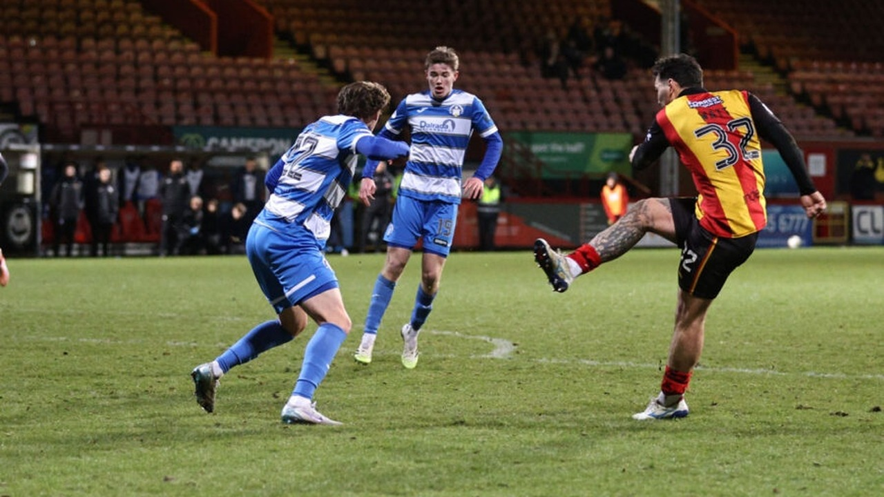 Partick Thistle-spillere bevæger sig fremad under en kamp