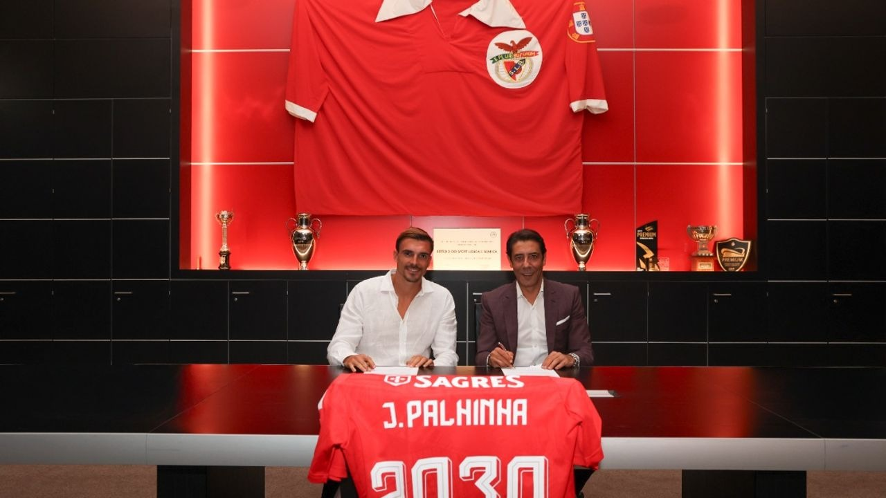 Joao Palhinha en Rui Costa ondertekenen de transferdocumenten bij Benfica