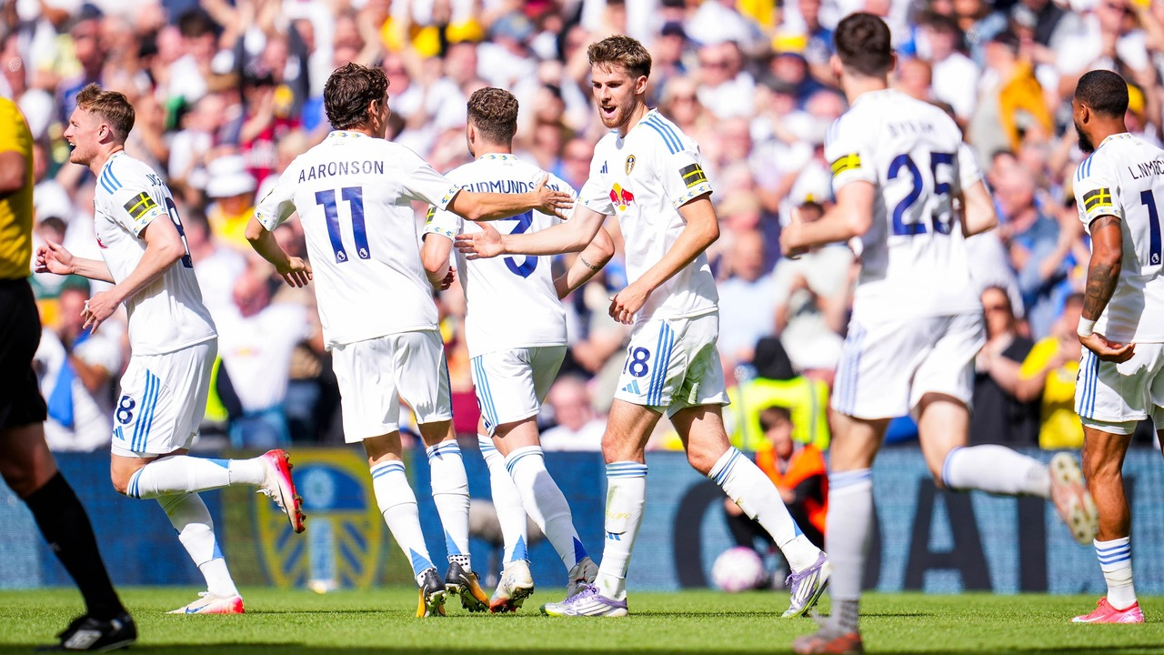 Leeds Unitedの選手たちがピッチ上で一緒に喜ぶ