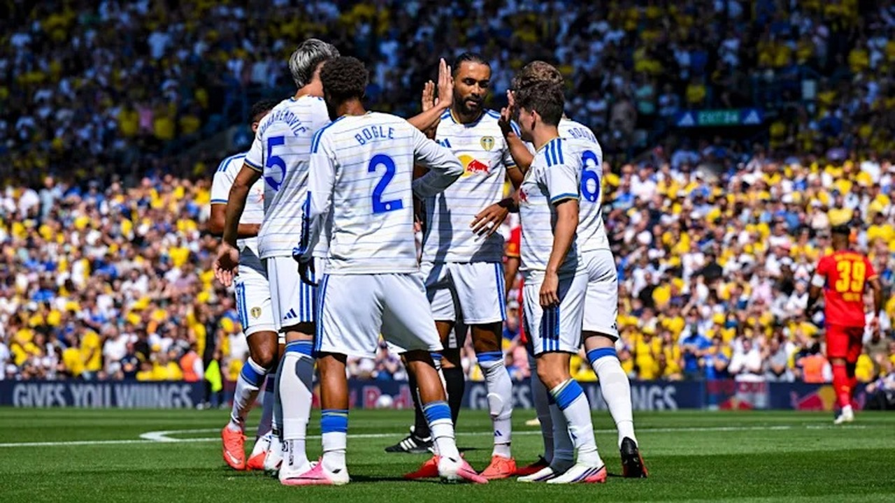 Jugadores del Leeds United juntos antes del partido