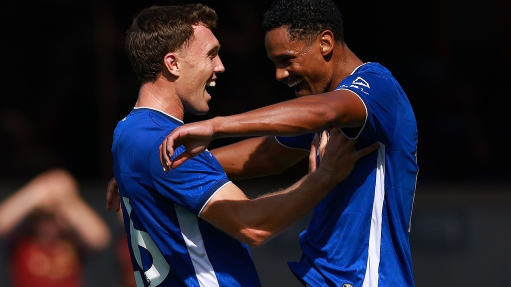 Ipswich, Leif Davis의 두 골로 Rayo Vallecano를 꺾었습니다