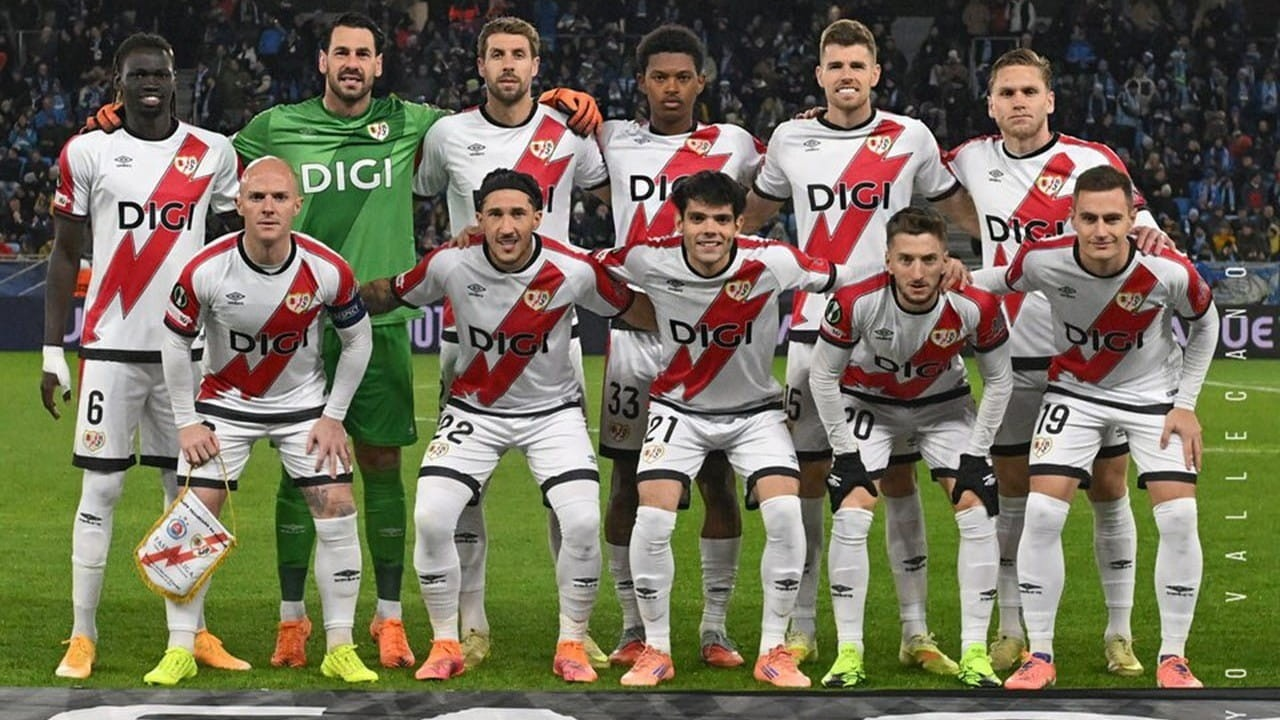 Les joueurs de Rayo Vallecano posent ensemble avant un match