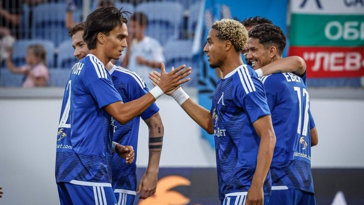 Jugadores de Levski Sofia se mantienen juntos en el campo