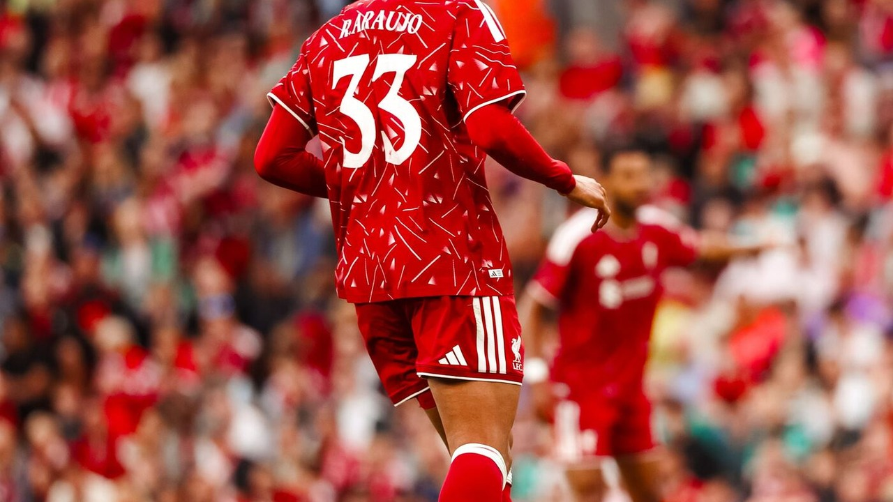 Ronald Araujo spiller for Liverpool mot Como