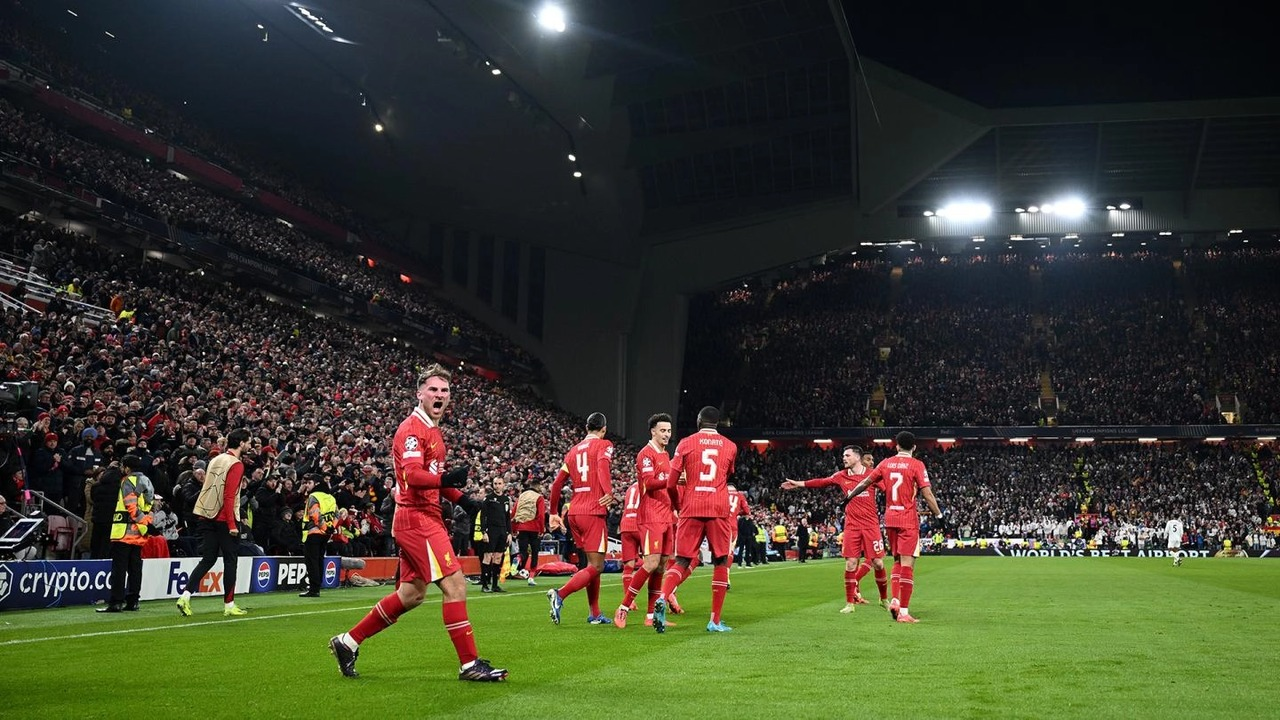 Liverpool-spillere feirer under en Champions League-kamp mot Real Madrid på Anfield