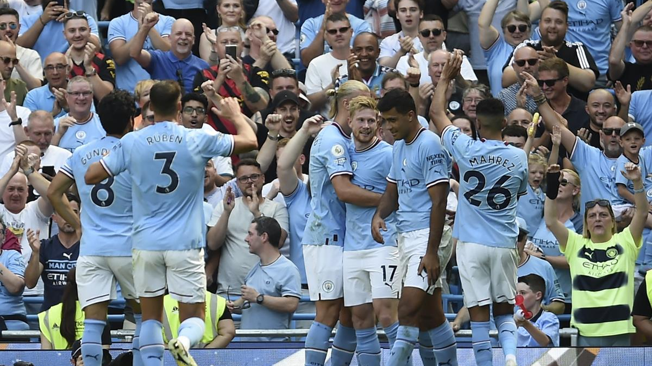 Manchester City-spillere fejrer sammen nær tilhængerne