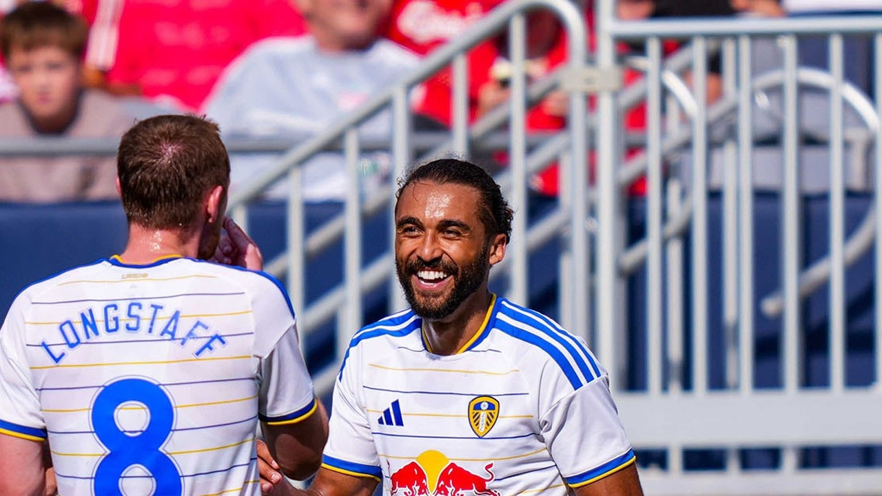 To Leeds United-spillere står sammen ved siden af banen