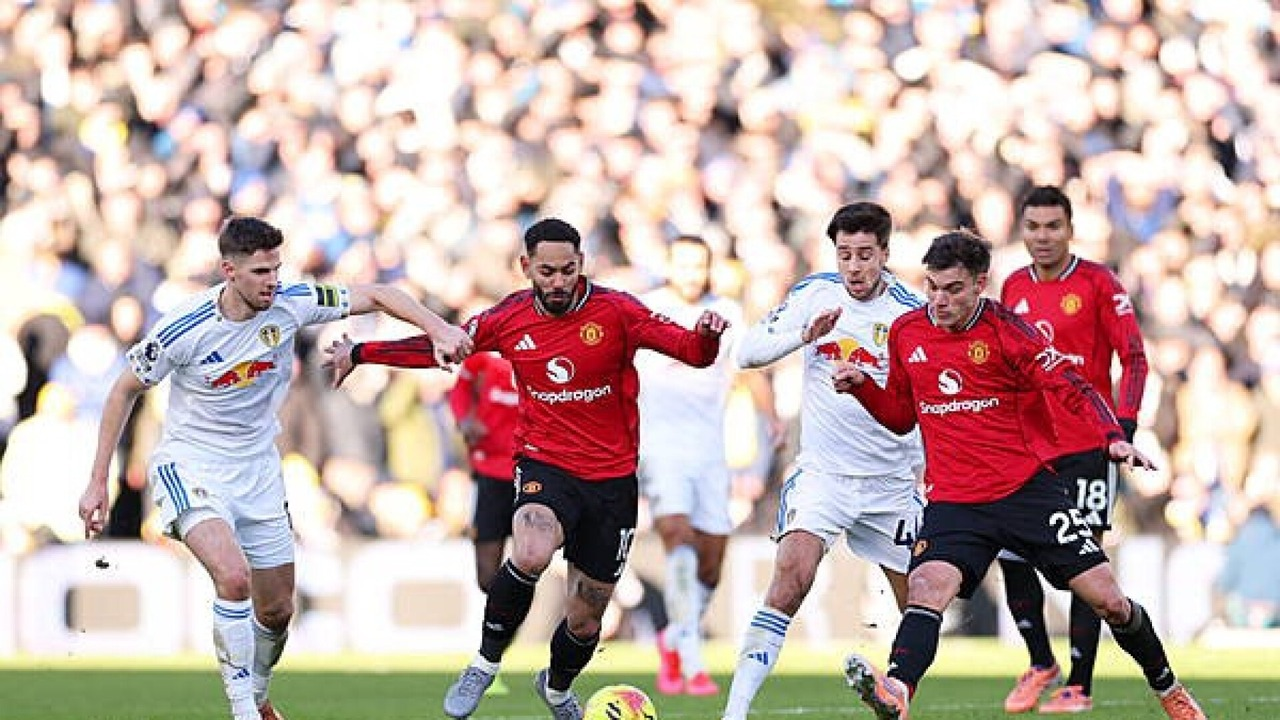 Manchester United- och Leeds-spelare går in på planen