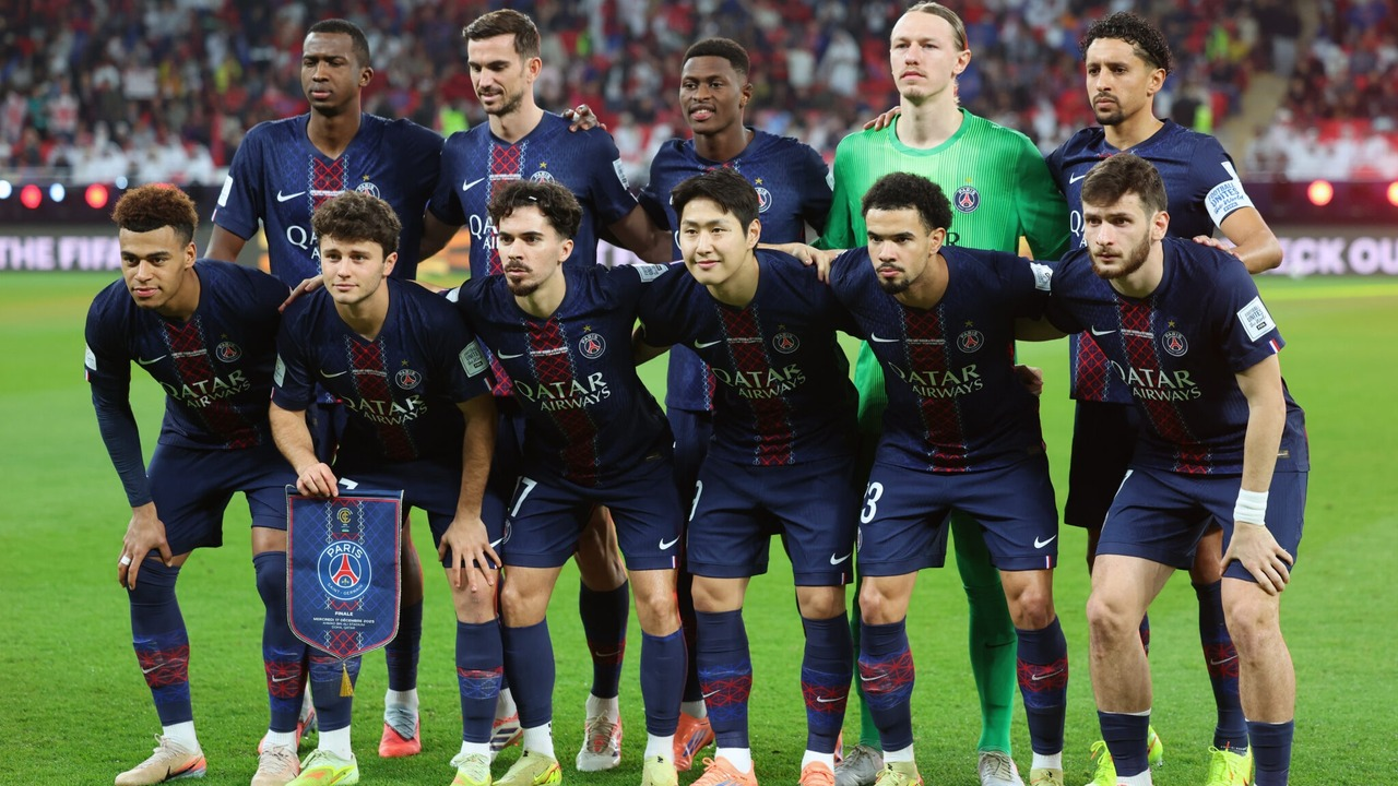 Paris Saint-Germain-spelare poserar tillsammans inför en fotbollsmatch