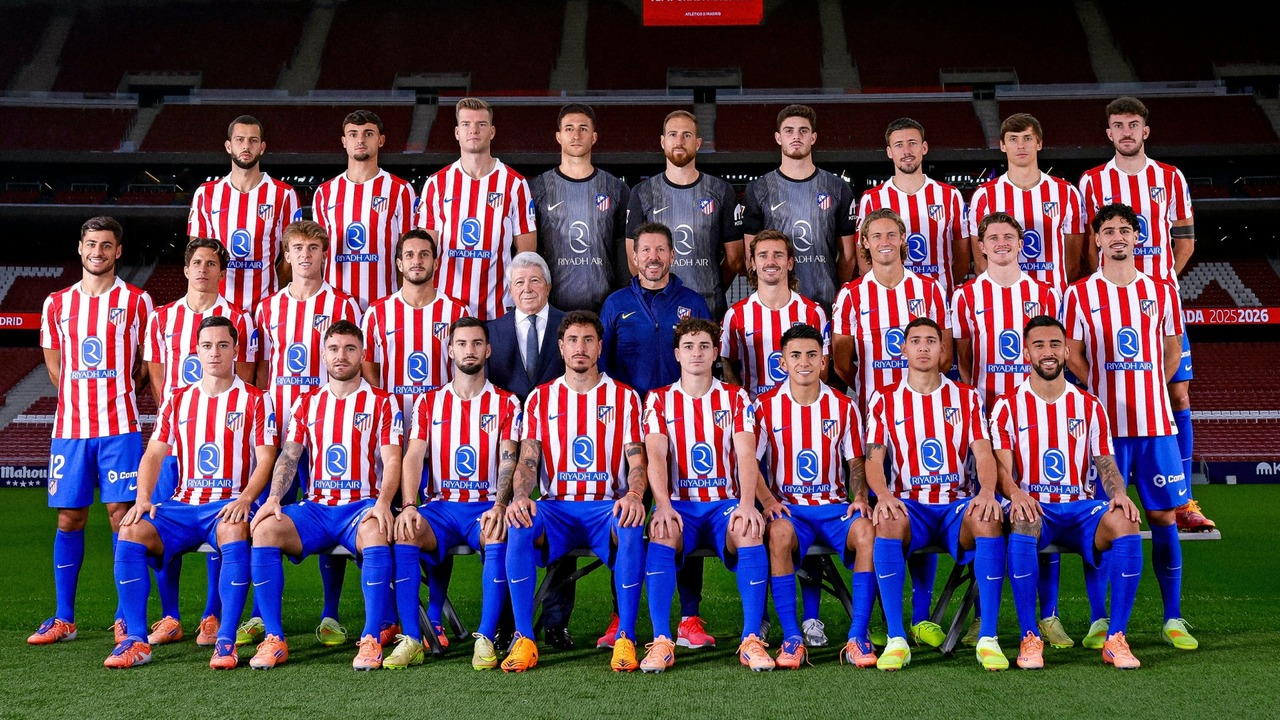 ピッチ上で一緒にポーズを取るAtletico Madridの選手とスタッフ