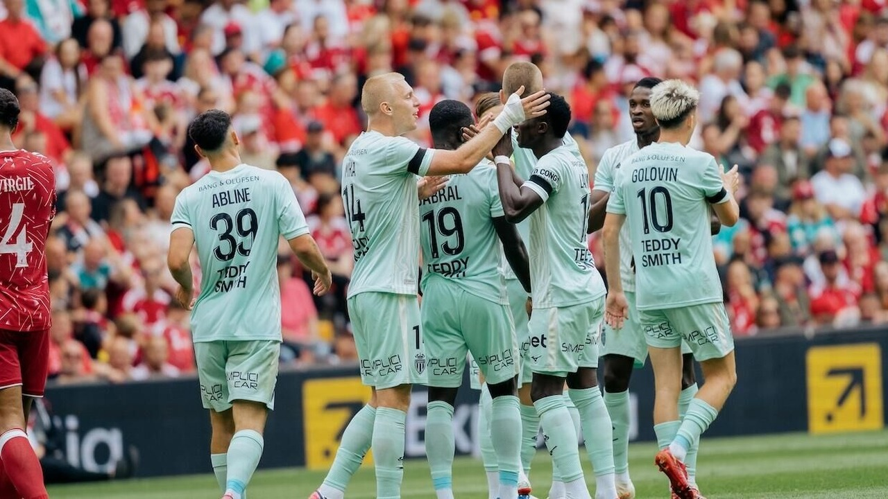 Monaco-spillere samler seg i en huddle på banen