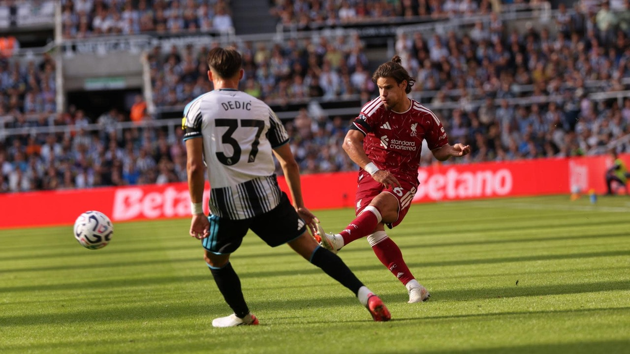 Les joueurs de Newcastle et de Liverpool se disputent le ballon