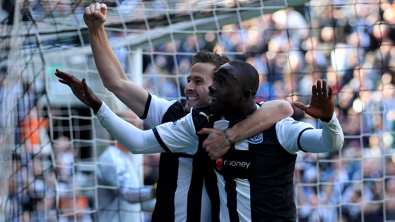 Les joueurs de Newcastle célèbrent un but devant le filet