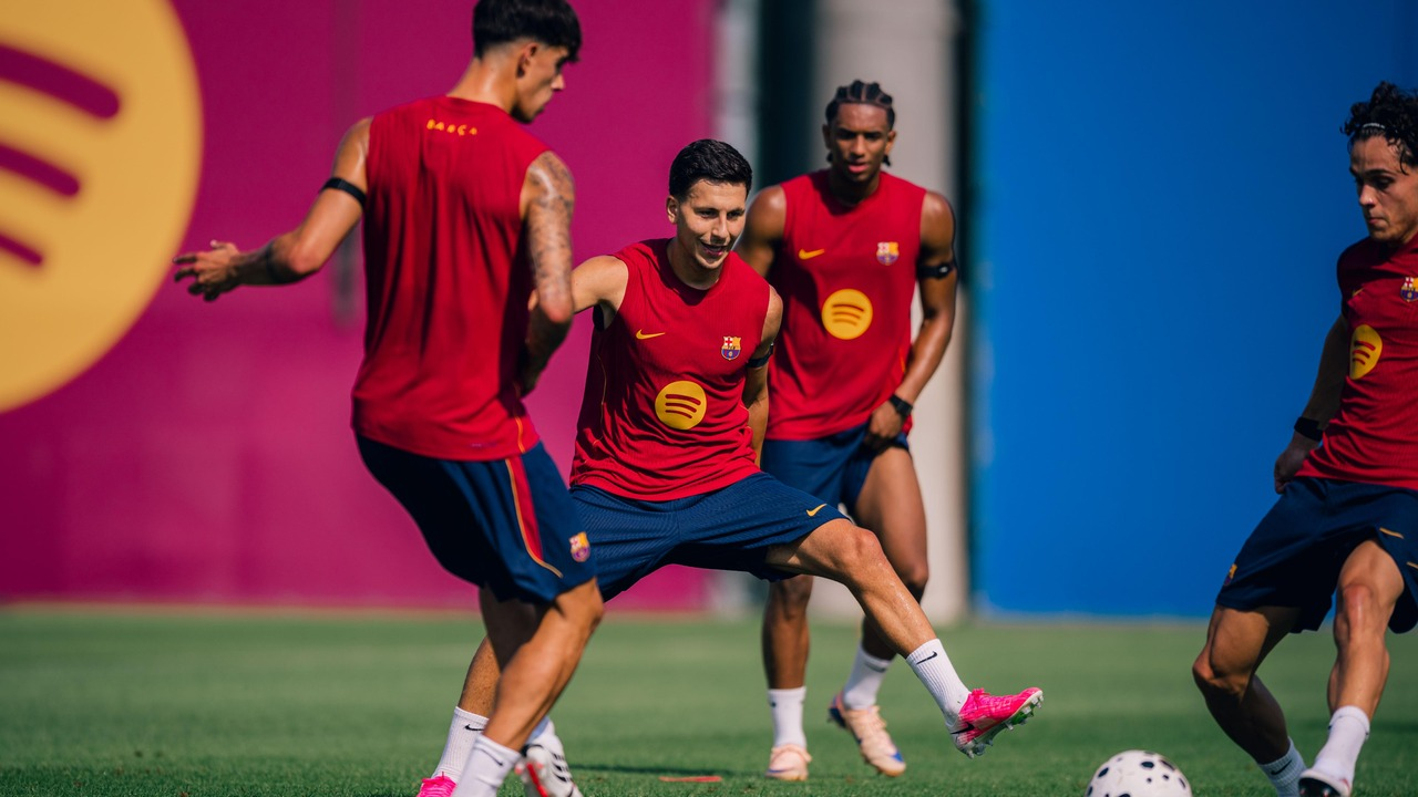 Barcelonaの選手たちがサッカーグラウンドで合同トレーニング