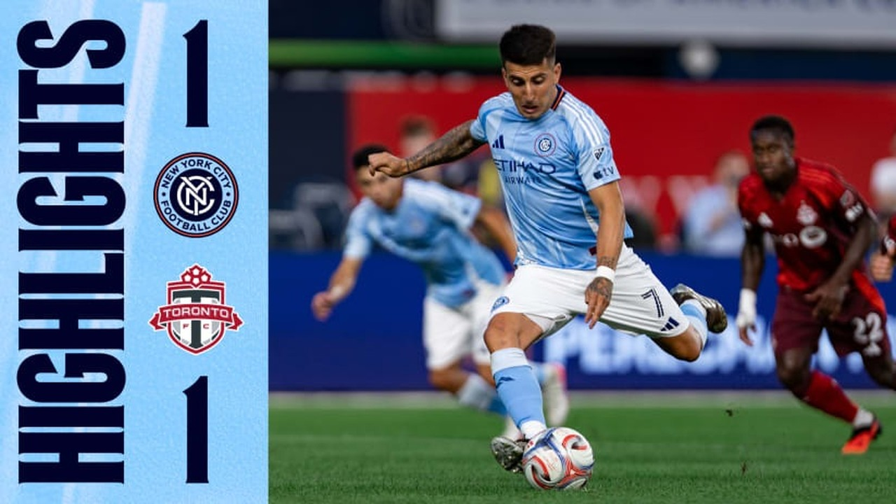 Les joueurs de Toronto défendent dans la surface de réparation face à New York City