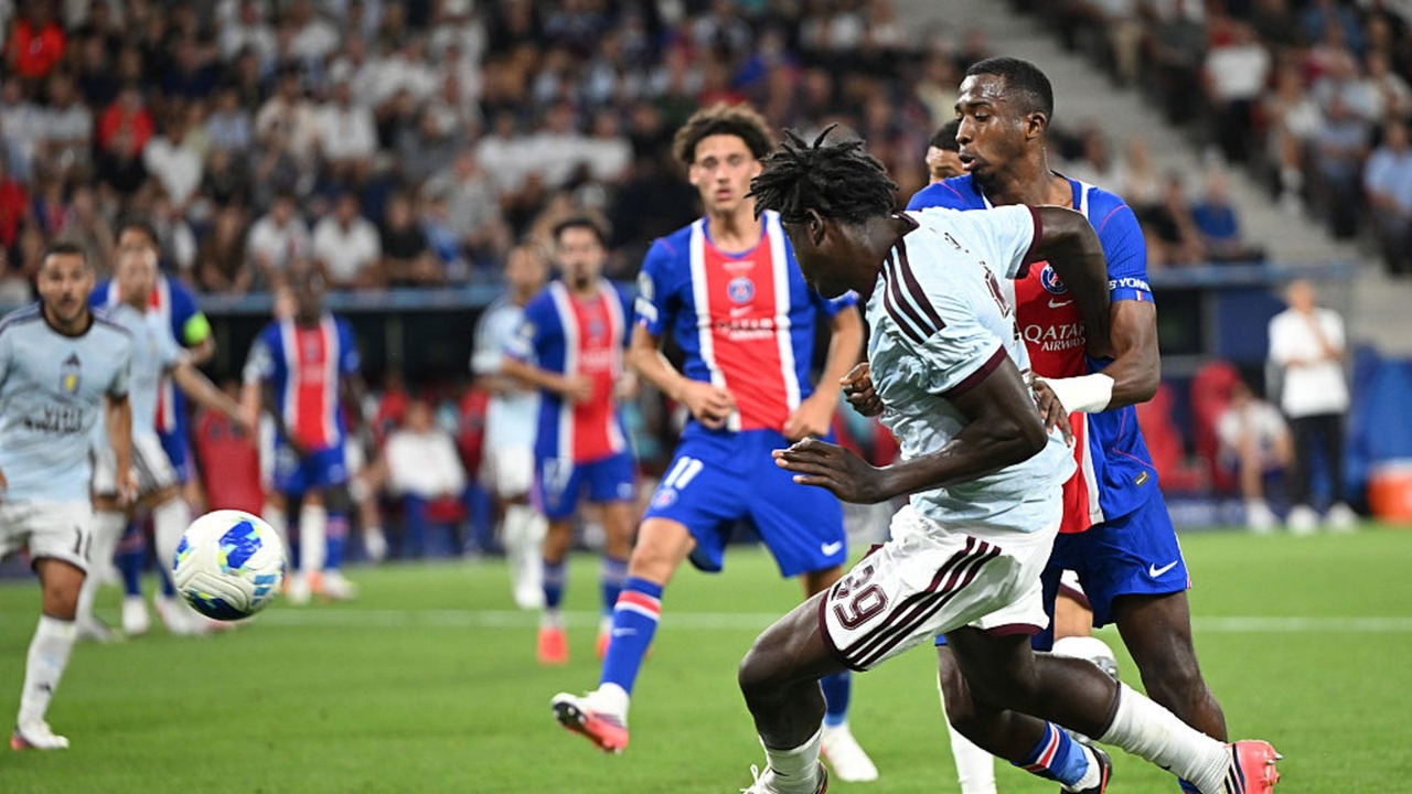 파리 생제르맹과 Aston Villa 선수들이 공을 다투고 있다