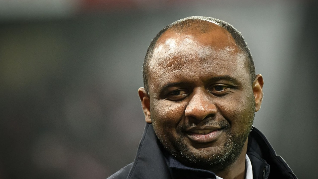 Patrick Vieira ser en fodboldkamp