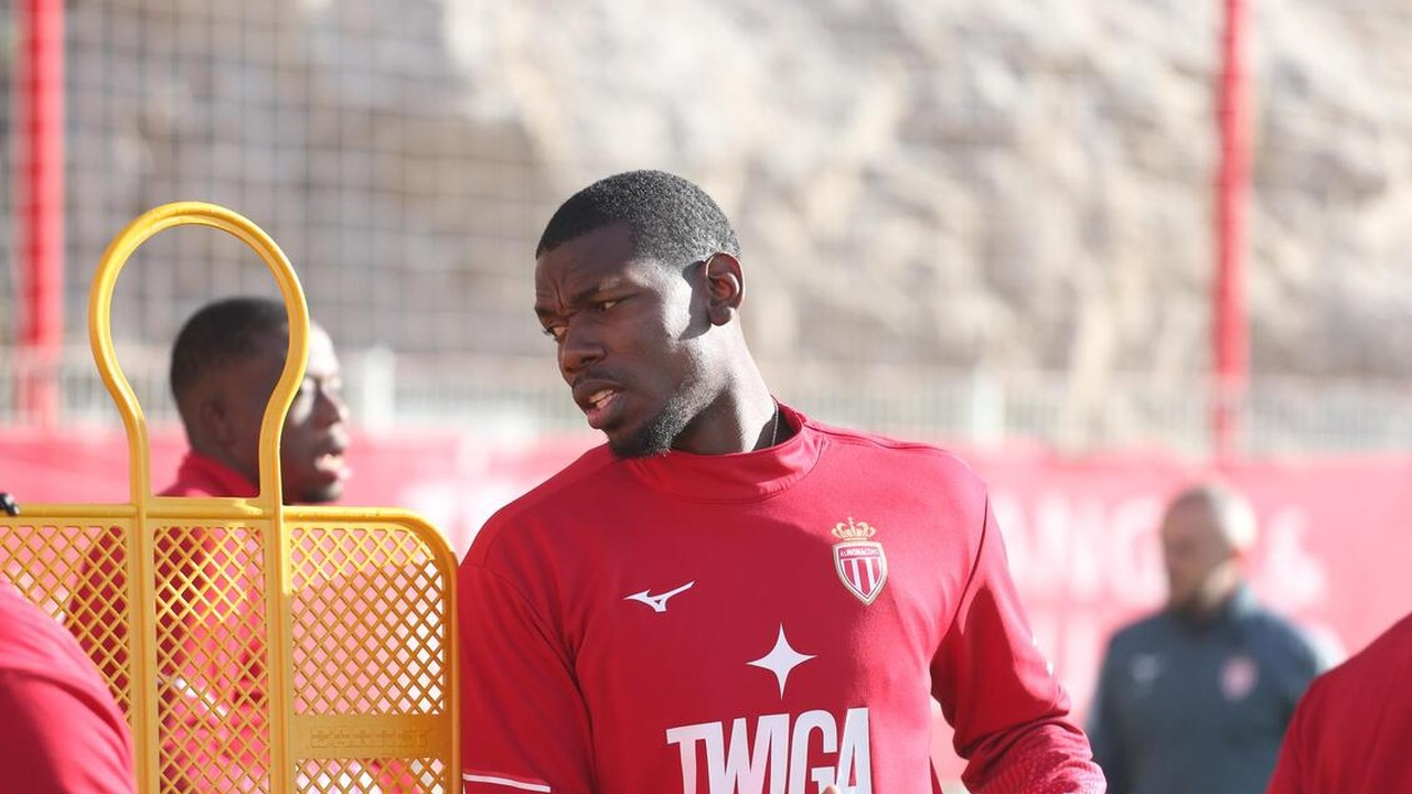 Paul Pogba står bredvid träningsutrustning i Monaco-kläder